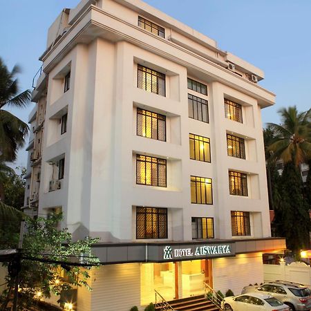 Hotel Aiswarya Kochi Exterior foto