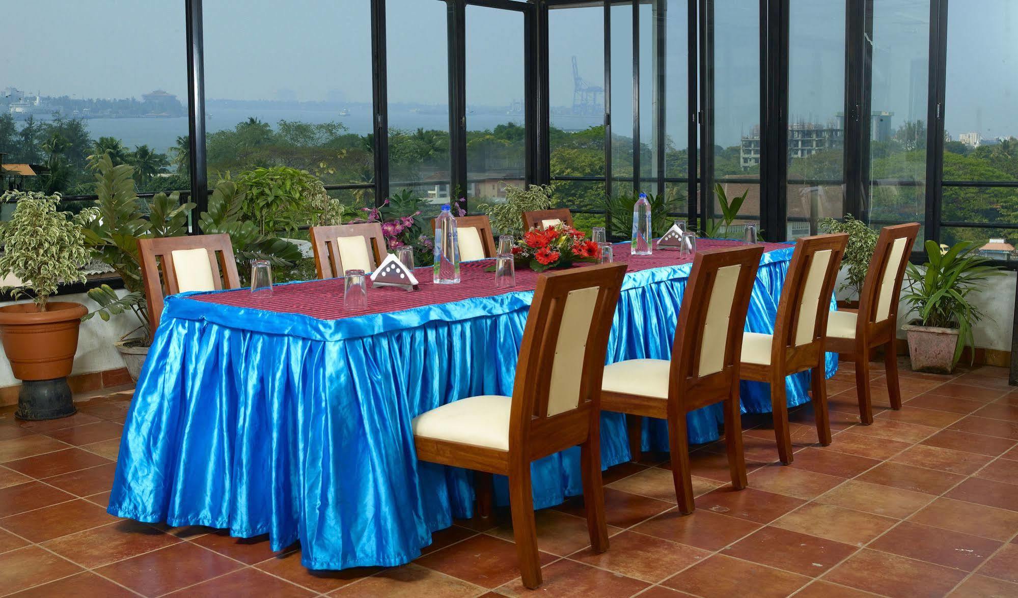 Hotel Aiswarya Kochi Exterior foto